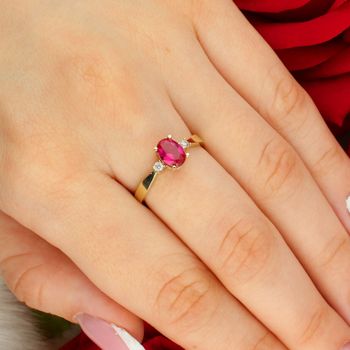 Złoty pierścionek damski z różową cyrkonią i dwoma białymi kamieniami.jpg